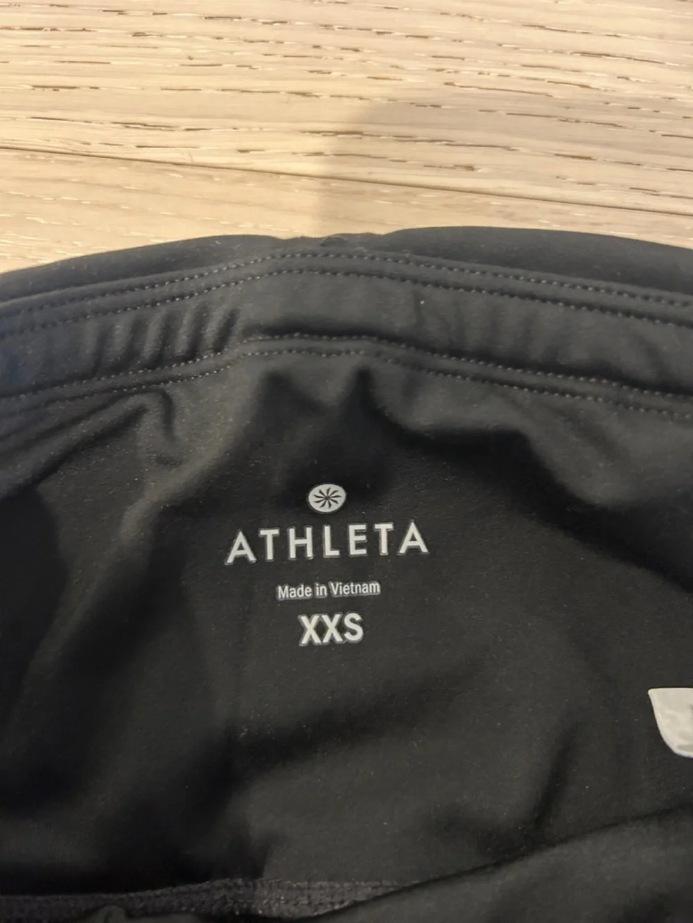 Athleta Black Activewear Legging Top with Subtle Logo Brand New